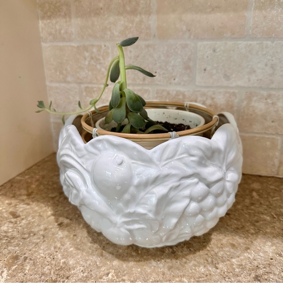 Vintage Bone White Embossed Fruit Bowl Scalloped Edges Dining Storage Planter - Picture 8 of 8